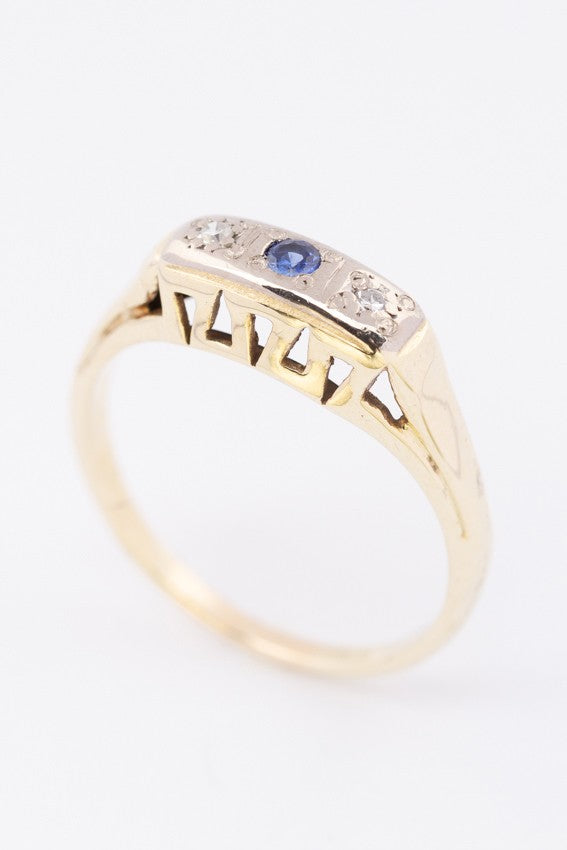 Gouden rij ring met een saffier en diamanten
