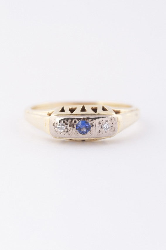 Gouden rij ring met een saffier en diamanten