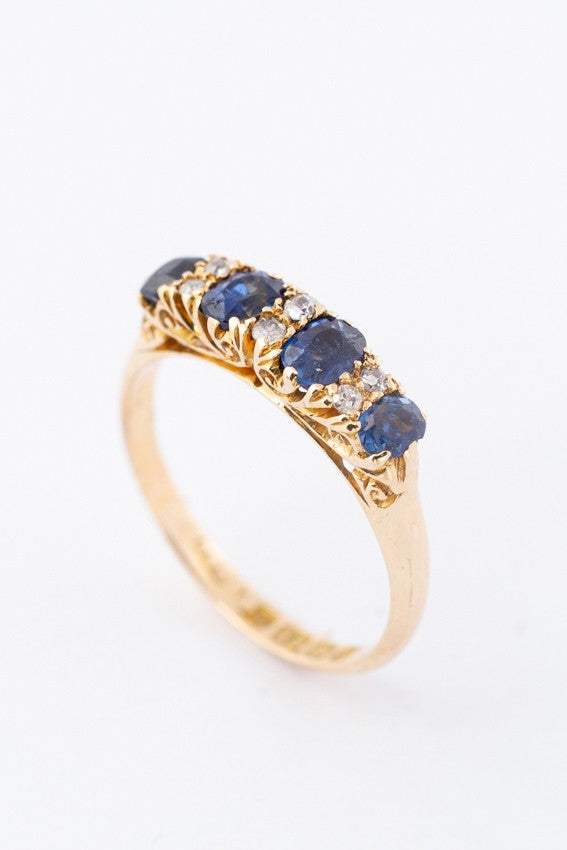 Gouden victoriaanse ring met saffier en briljanten