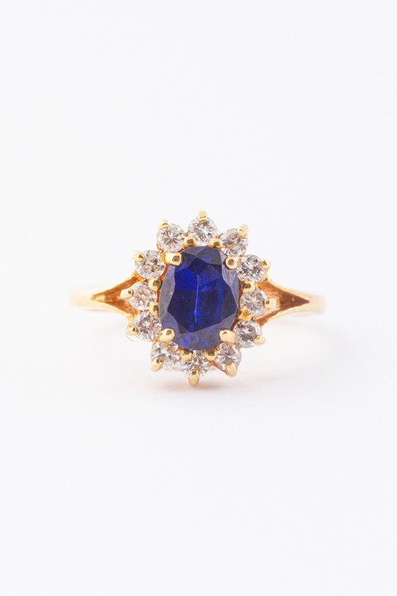 Gouden entourage ring met een synth. saffier en briljanten