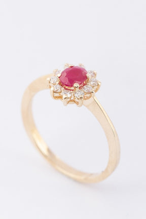 Geelgouden entourage ring met robijn en briljanten