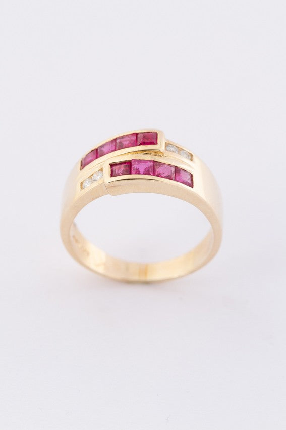 Gouden ring met robijnen en briljant