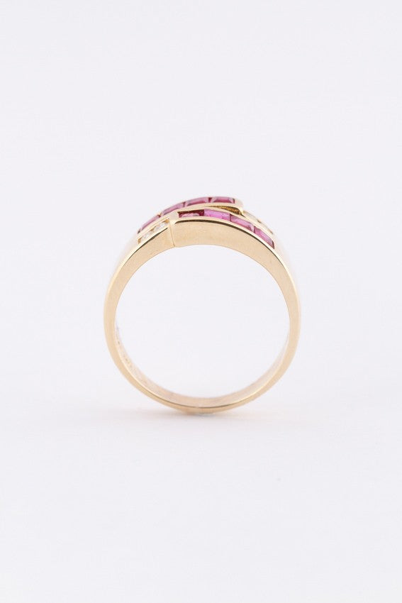 Gouden ring met robijnen en briljant