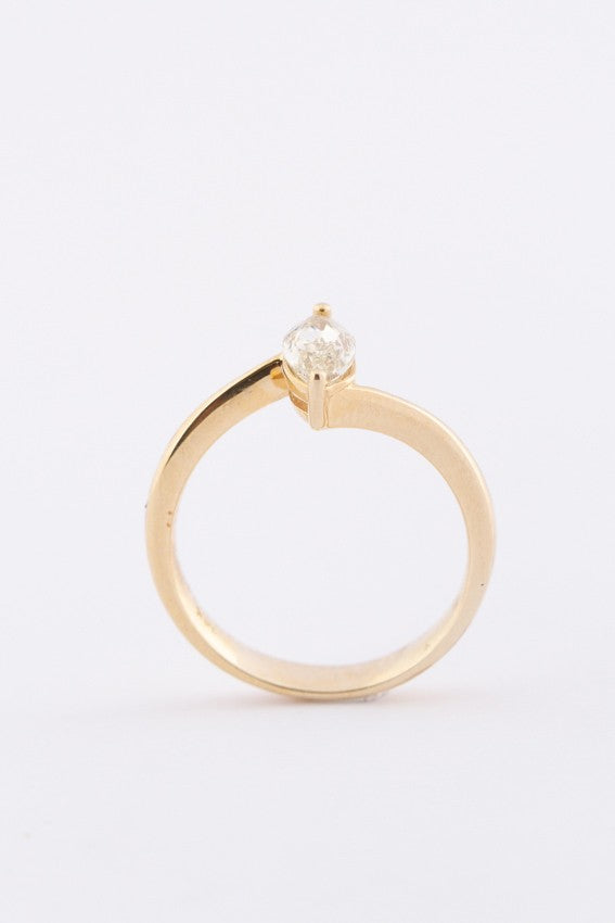 Gouden solitair ring met een markies diamant