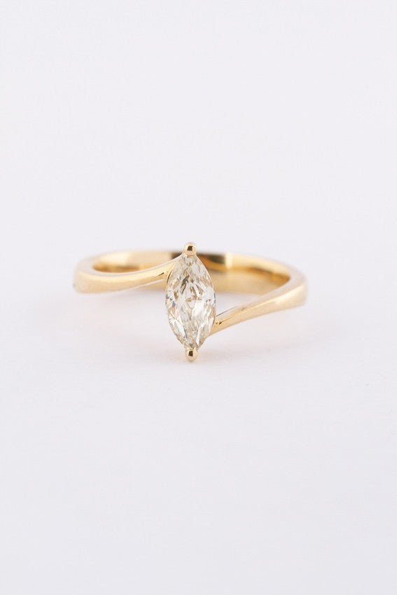 Gouden solitair ring met een markies diamant
