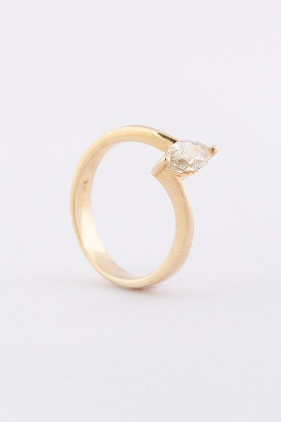 Gouden solitair ring met een markies diamant