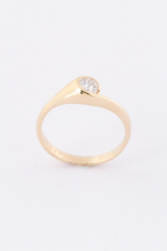 Geel gouden slag ring met een briljant