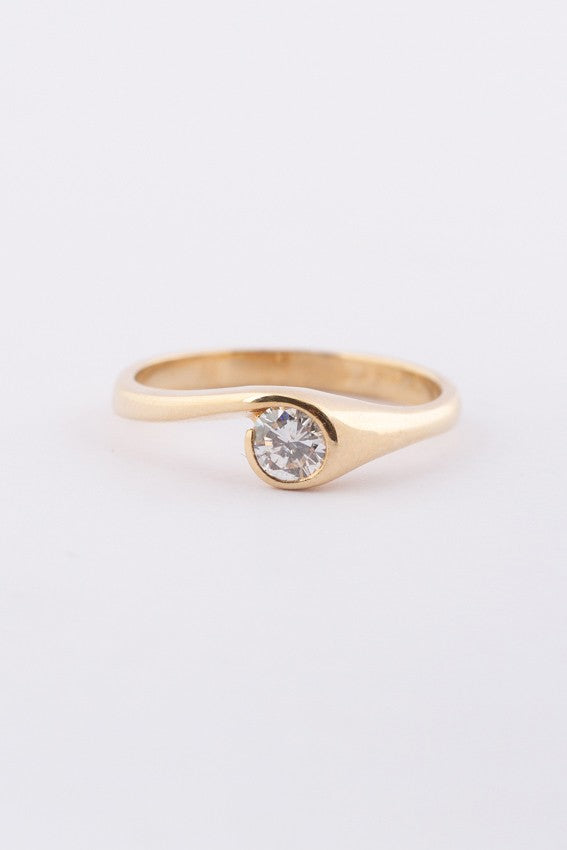 Geel gouden slag ring met een briljant