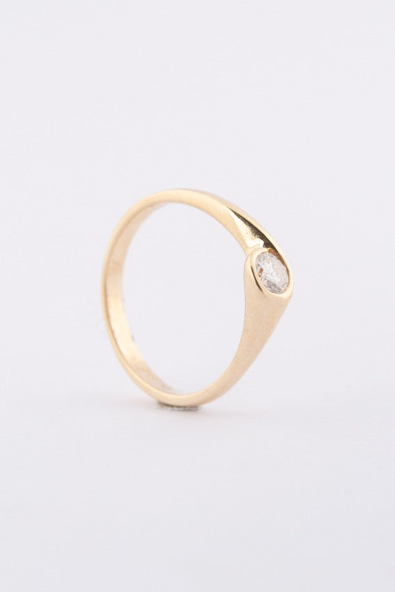 Geel gouden slag ring met een briljant