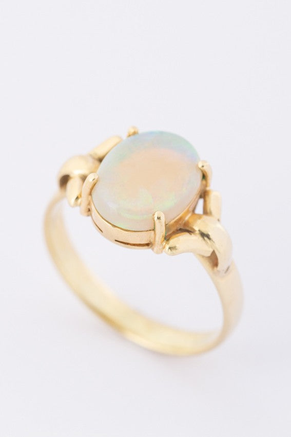 Gouden ring met een opaal