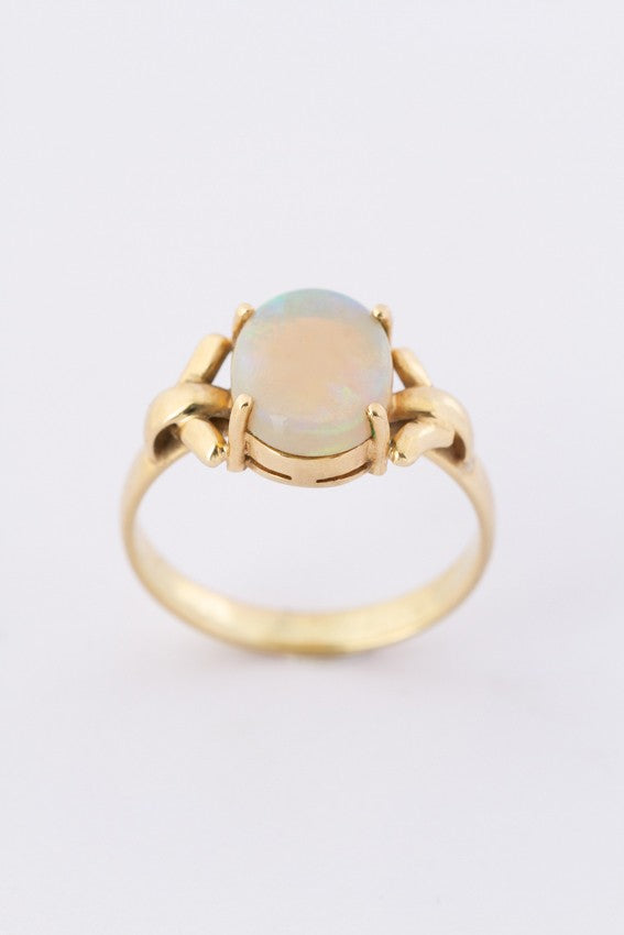 Gouden ring met een opaal