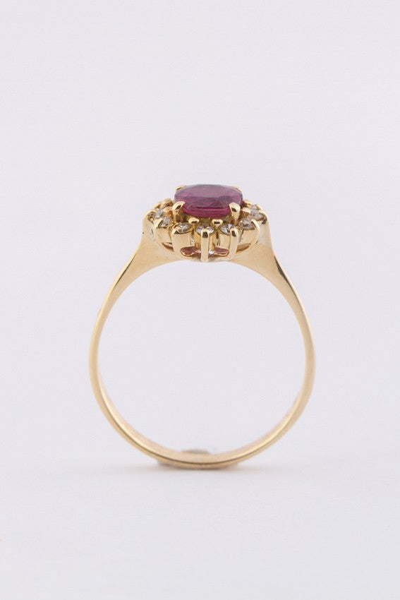 Gouden entourage ring met robijn en briljanten