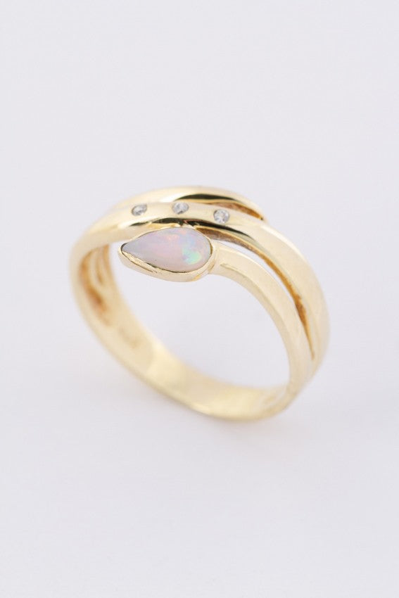 Gouden ring met opaal en briljanten