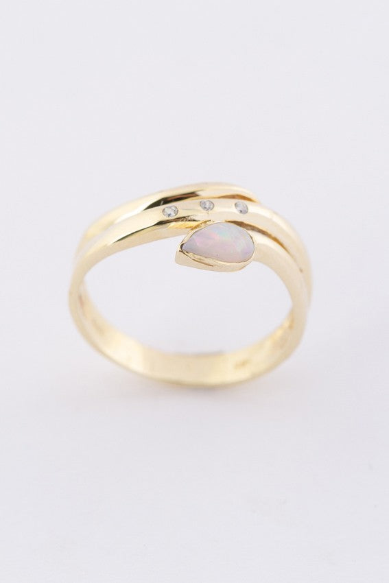 Gouden ring met opaal en briljanten