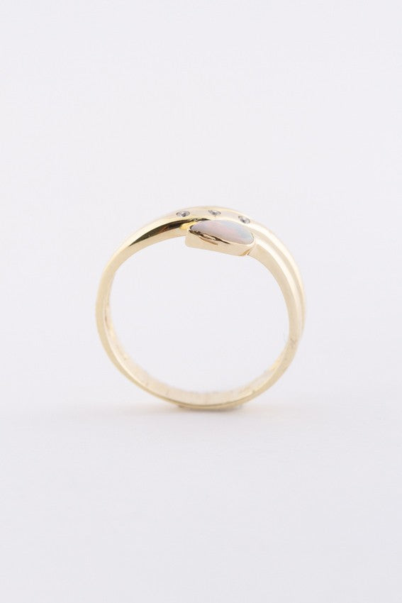 Gouden ring met opaal en briljanten