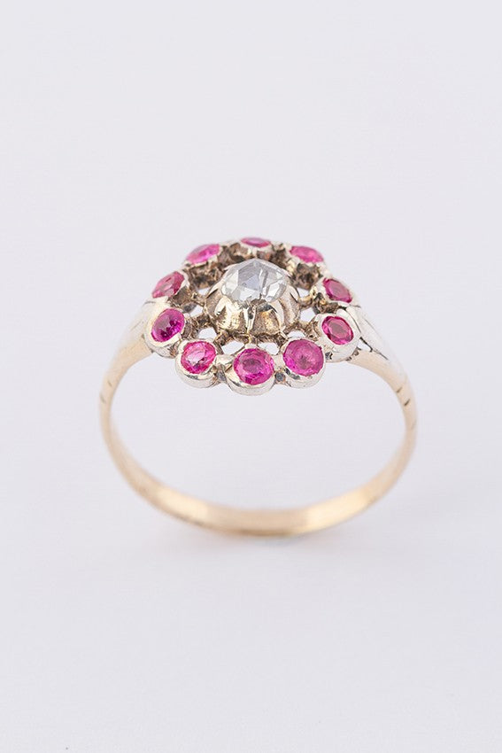 Antieke entourage ring met diamant en robijnen