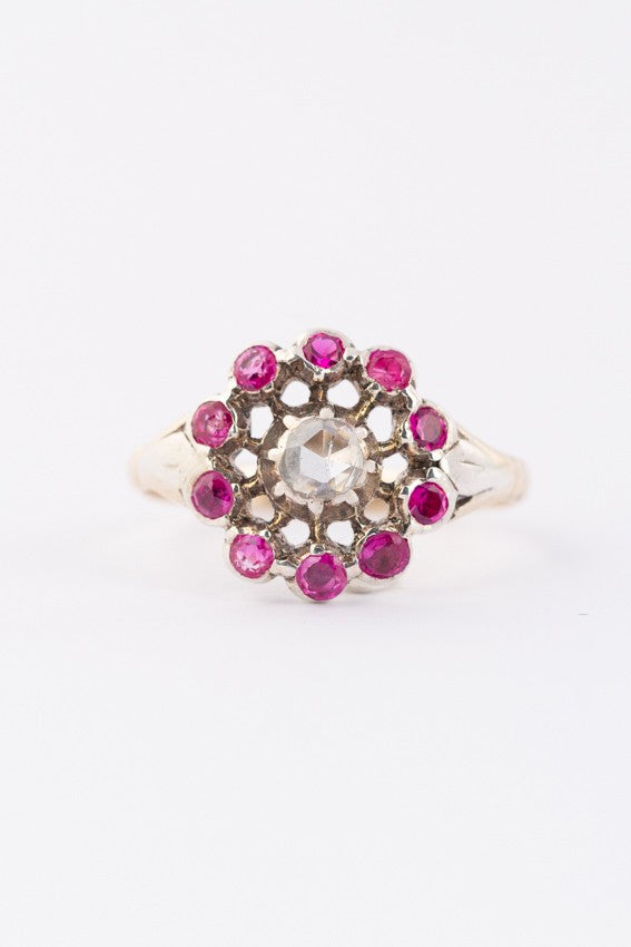Antieke entourage ring met diamant en robijnen
