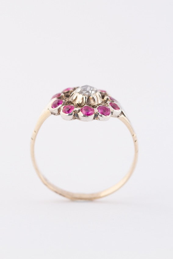 Antieke entourage ring met diamant en robijnen