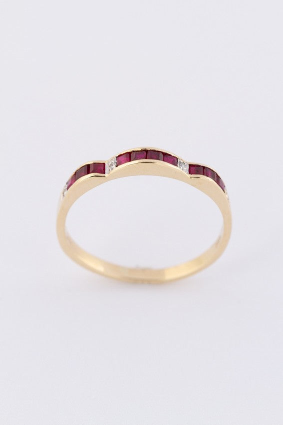 Gouden rij ring met robijnen en 4 briljanten