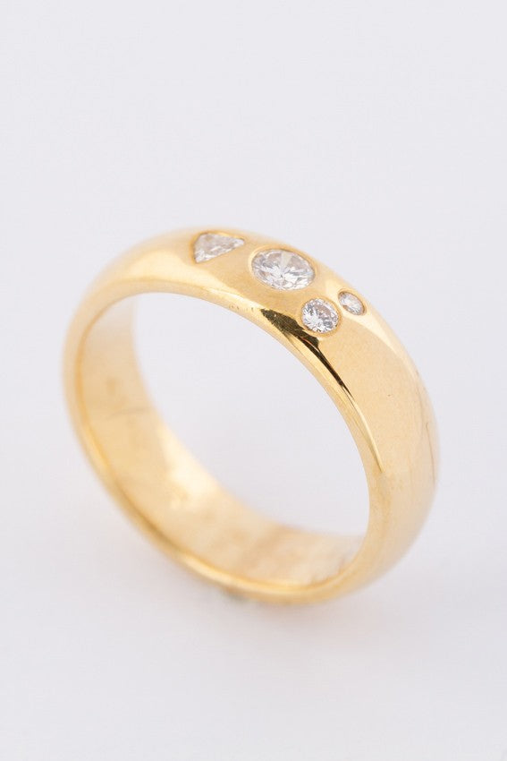 Gold ring with a heart diamond and 4 diamonds