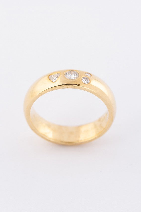 Gold ring with a heart diamond and 4 diamonds