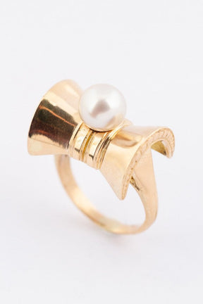 Gold Démodé (retro) ring with pearl