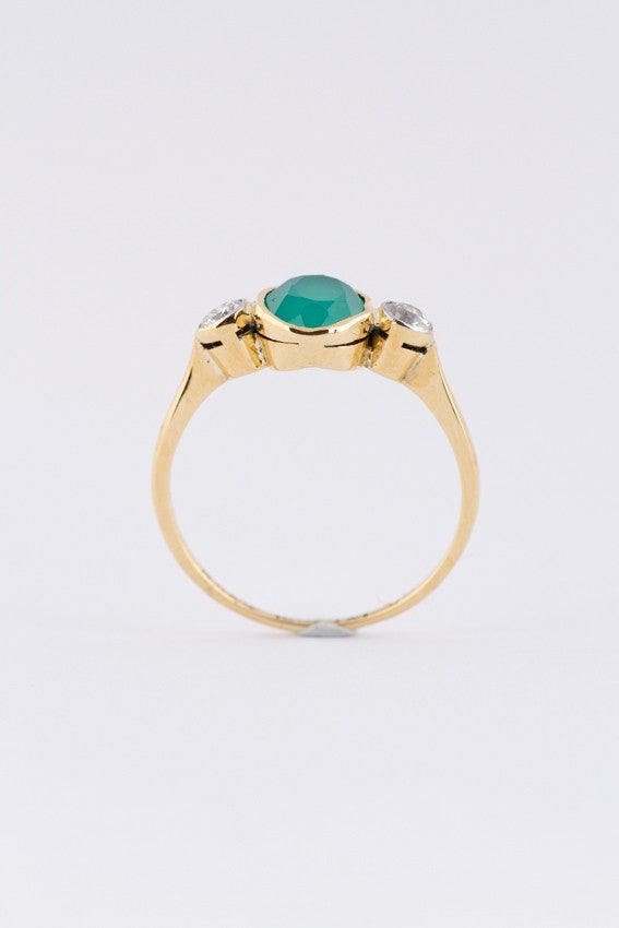 Gouden ring met groen agaat en 2 briljanten