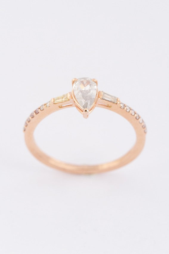 Gouden rosé ring met een peer geslepen met briljant