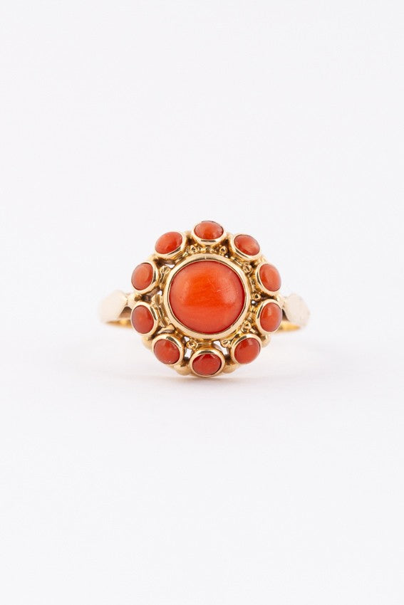 Gouden entourage ring met bloedkoralen