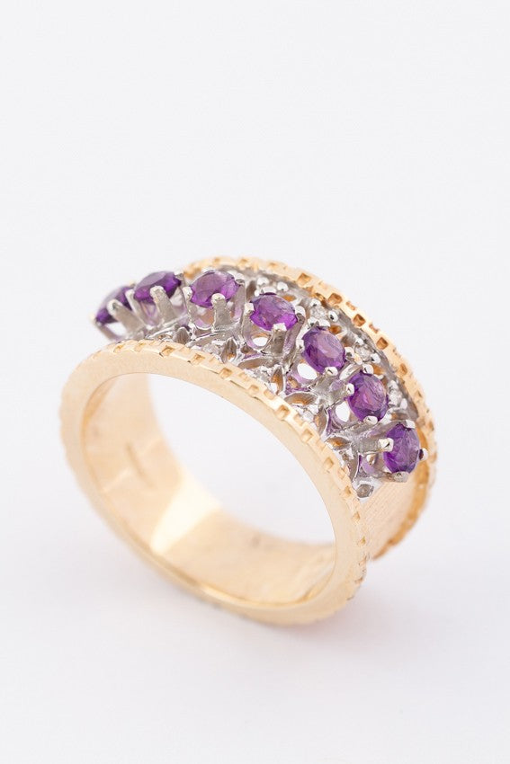 White/yellow gold band ring with diamonds and amethysts