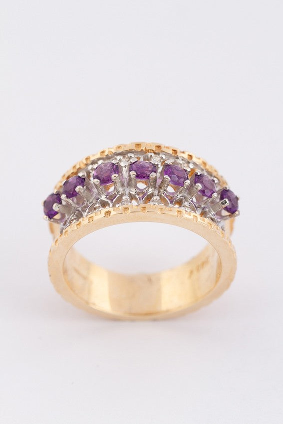 White/yellow gold band ring with diamonds and amethysts