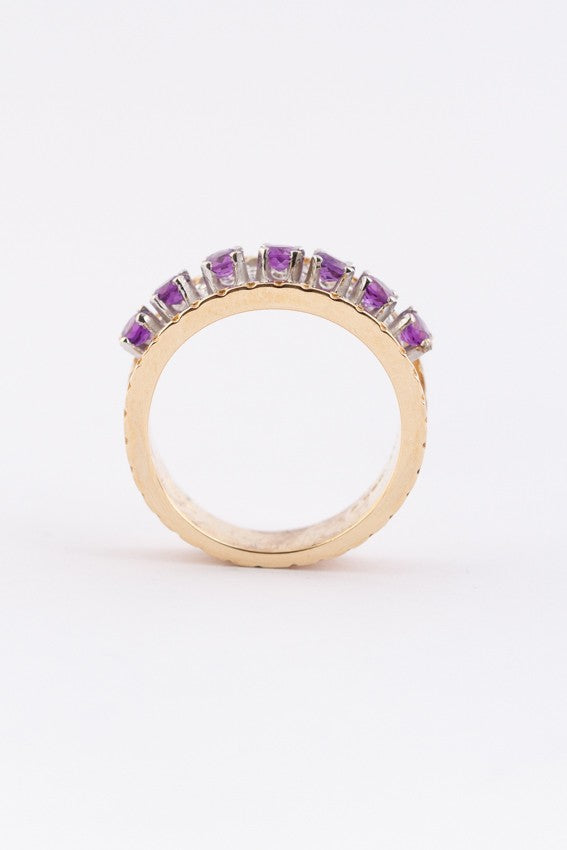 White/yellow gold band ring with diamonds and amethysts