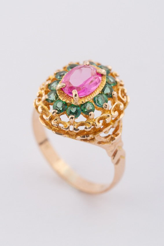 Cocktail ring met groen topaas en synth. saffier