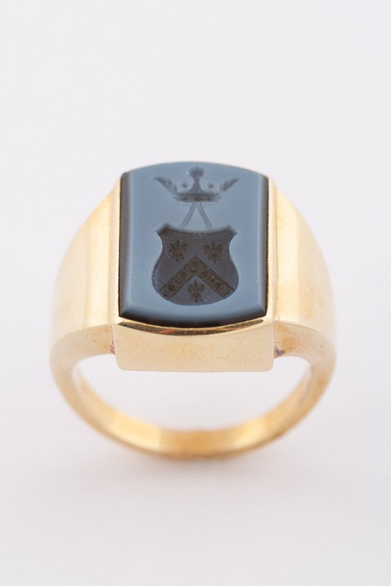 Gouden heren ring met blauwlager met een familie wapen