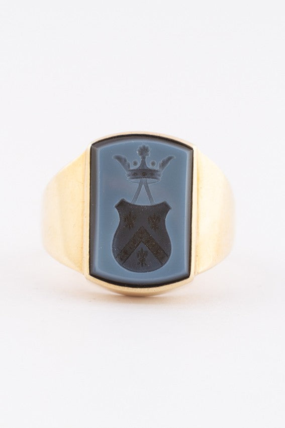 Gouden heren ring met blauwlager met een familie wapen