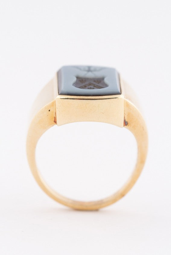 Gouden heren ring met blauwlager met een familie wapen