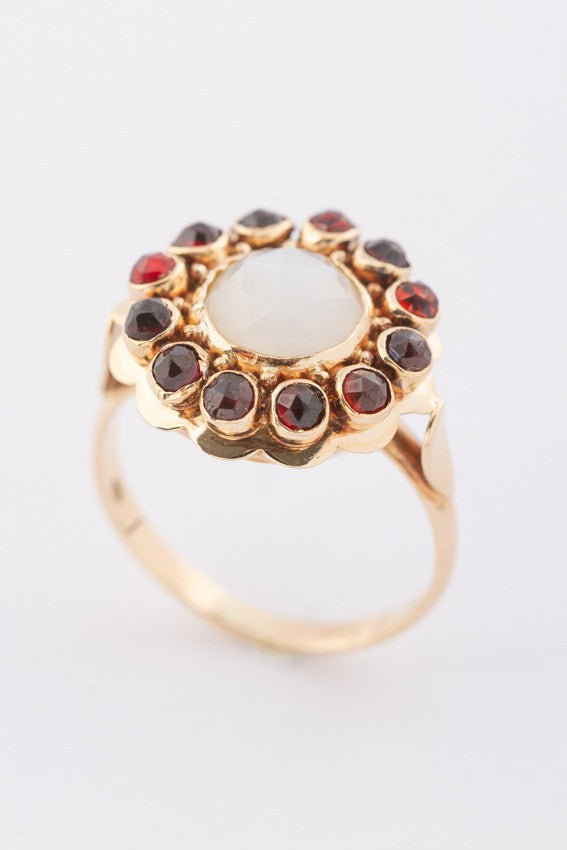 Gouden entourage ring met maansteen en granaten