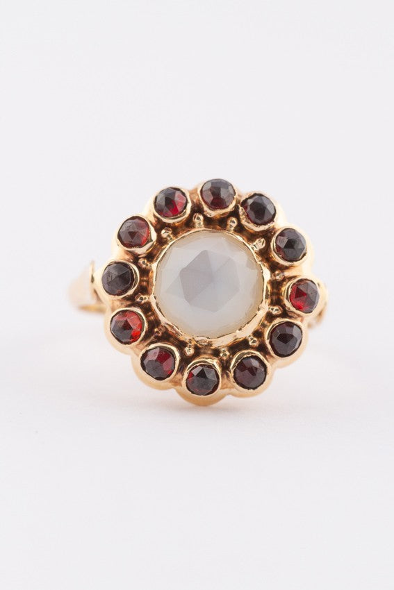 Gouden entourage ring met maansteen en granaten
