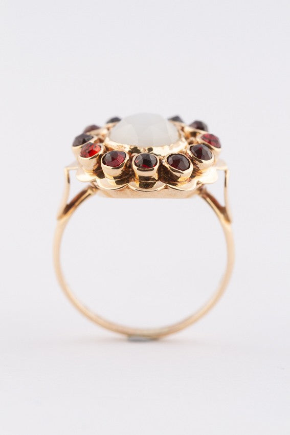 Gouden entourage ring met maansteen en granaten