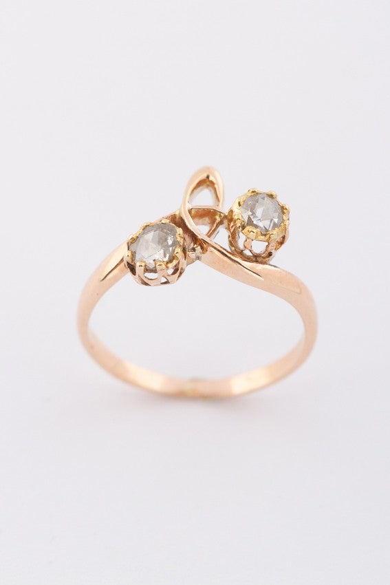 Antieke gouden slag ring met 2 diamanten