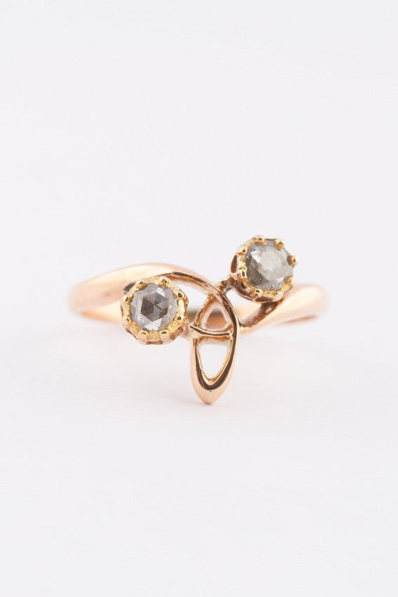 Antieke gouden slag ring met 2 diamanten