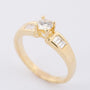 Gouden rij ring met een briljant en baguette geslepen diamanten