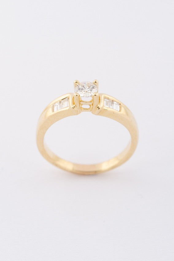 Gouden rij ring met een briljant en baguette geslepen diamanten
