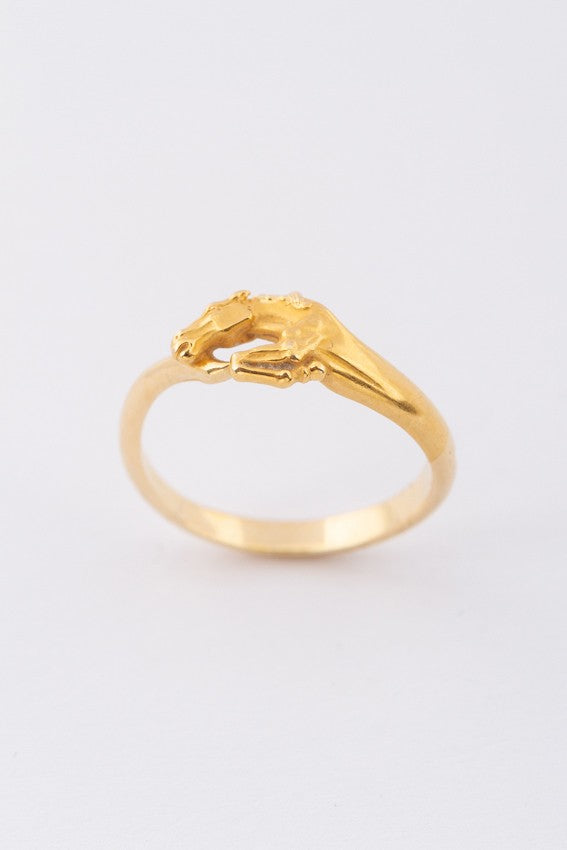 Gouden ring met een springend paard
