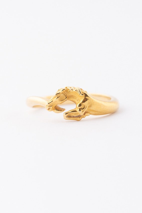 Gouden ring met een springend paard