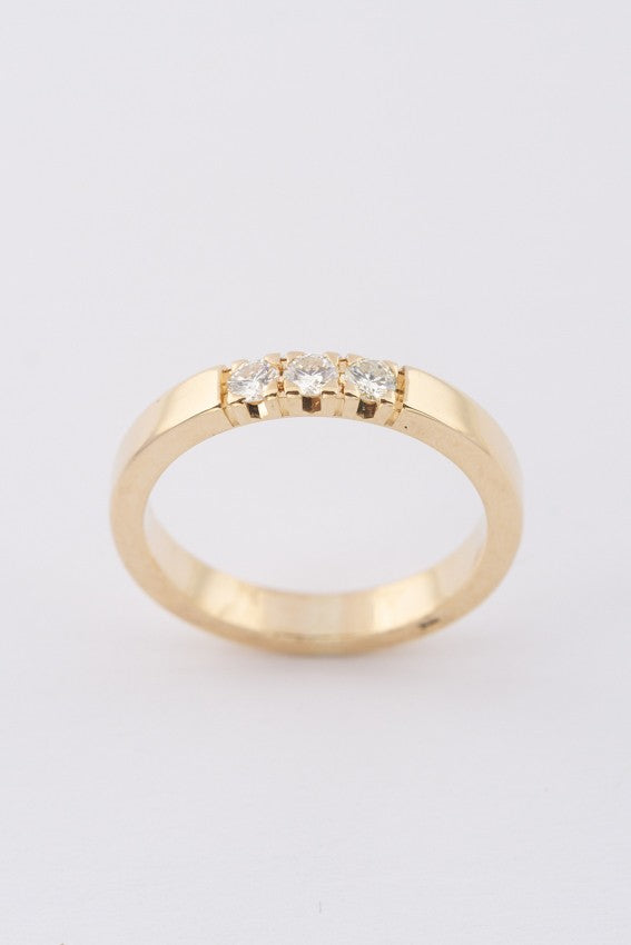 Gouden rij ring met 3 briljanten. Totaal ca. 0.15 ct.