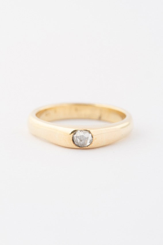 Gouden ring met een roos geslepen diamant