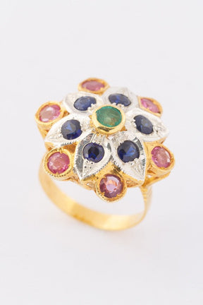 cocktail ring met smaragd, roze en blauwe synth. saffier