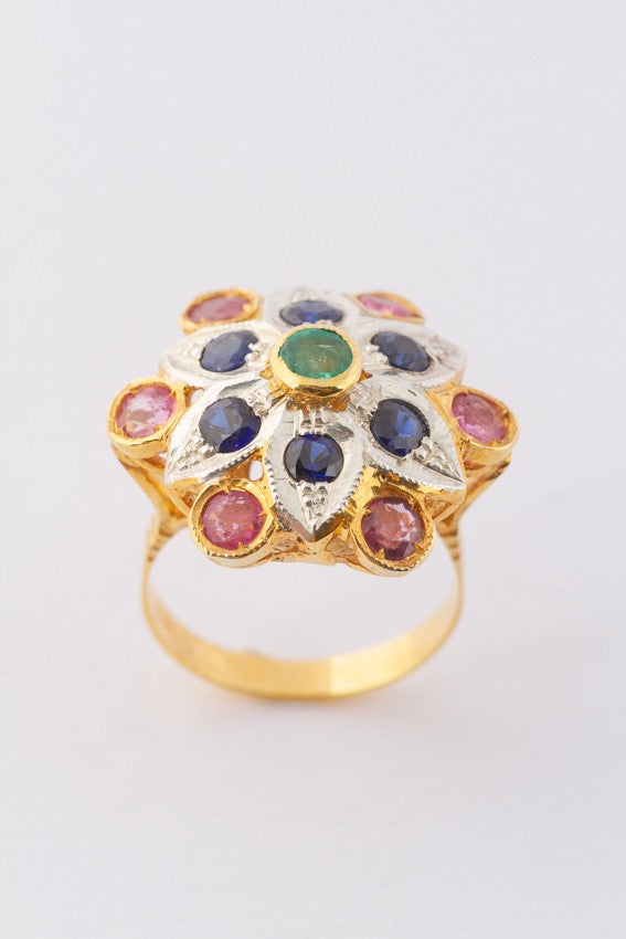 cocktail ring met smaragd, roze en blauwe synth. saffier