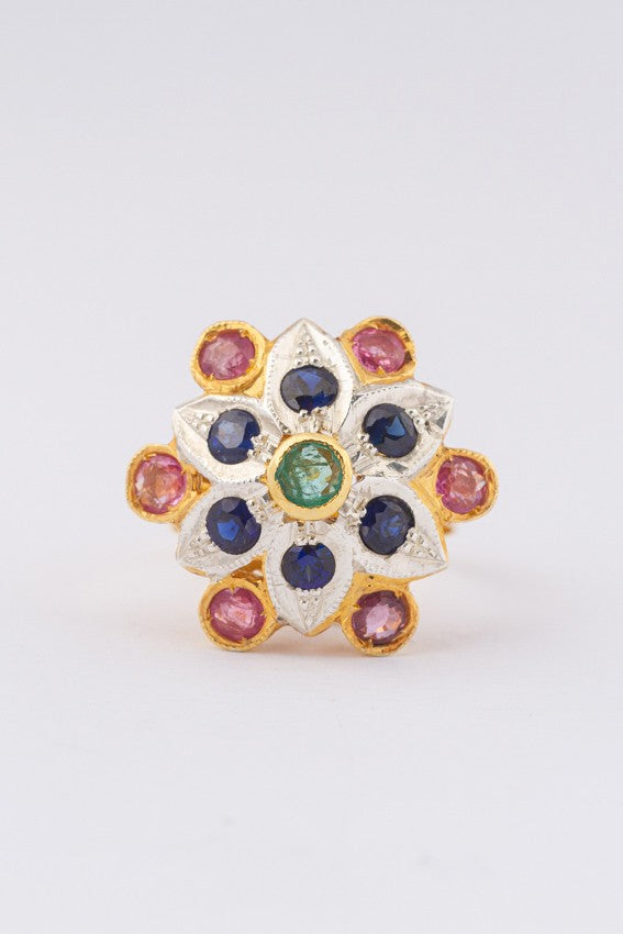 cocktail ring met smaragd, roze en blauwe synth. saffier